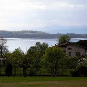 Vista Lago-appartamento Funzionale Con Vista , Varese Italia